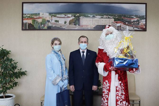 Мэр Брянска не рискнул лично принести новогодние подарки детям