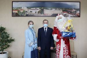 Мэр Брянска не рискнул лично принести новогодние подарки детям