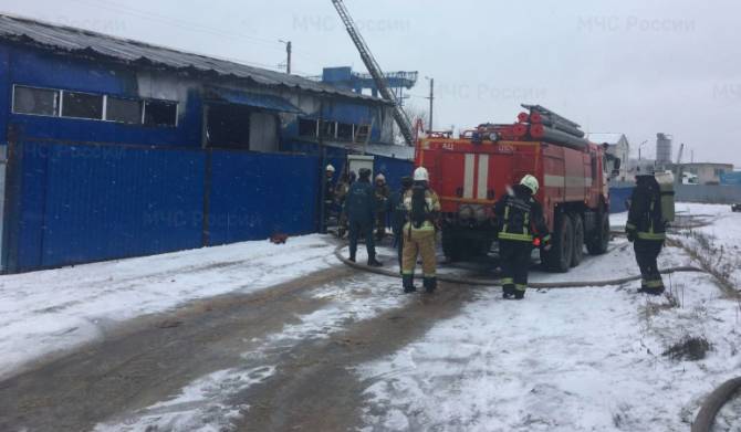 В Брянске потушили горящий склад в Фокинском районе