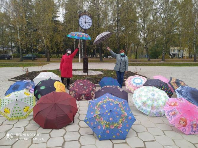 В брянском поселке Локоть прошел праздник разноцветных зонтов