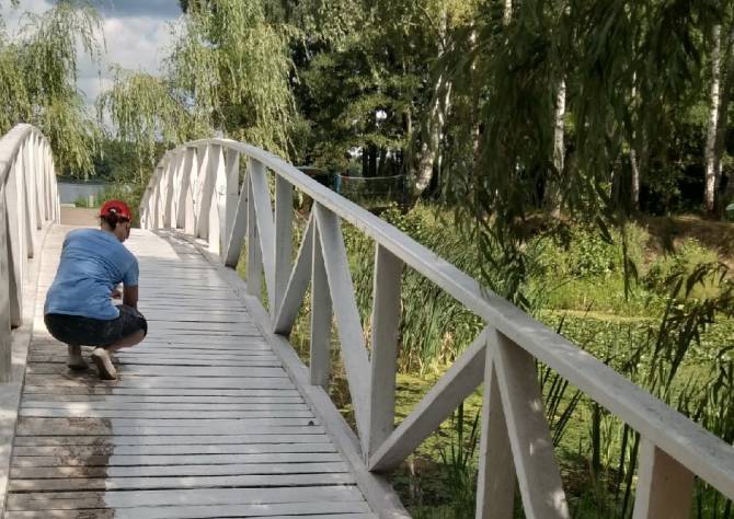 В брянском посёлке Белые Берега преображается мост 