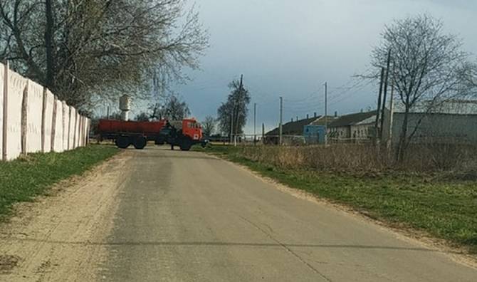 Дороги к брянским кладбищам перекрыли большегрузной техникой