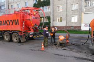 В Брянске пытаются очистить ливнёвку возле Бежицкого рынка