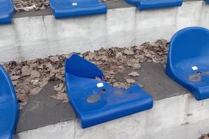 В брянском Локте вандалы разгромили сиденья на стадионе