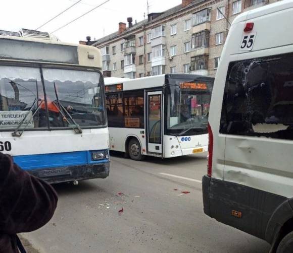 В Брянске троллейбус и маршрутка №55 не поделили остановку
