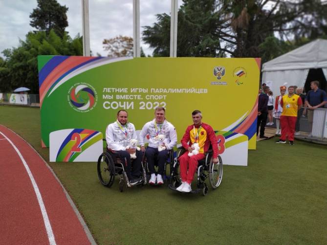 Брянские паралимпийцы завоевали два серебра на турнире в Сочи