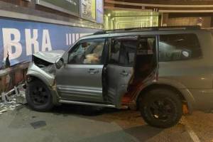 В Брянске женщина без водительских прав врезалась в стену