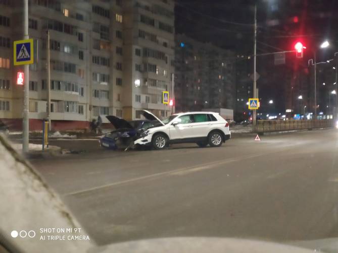 В Брянске легковушки не поделили дорогу на улице Романа Брянского