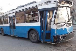 В Брянске водитель троллейбуса №6 врезался в столб и покалечил троих пассажиров