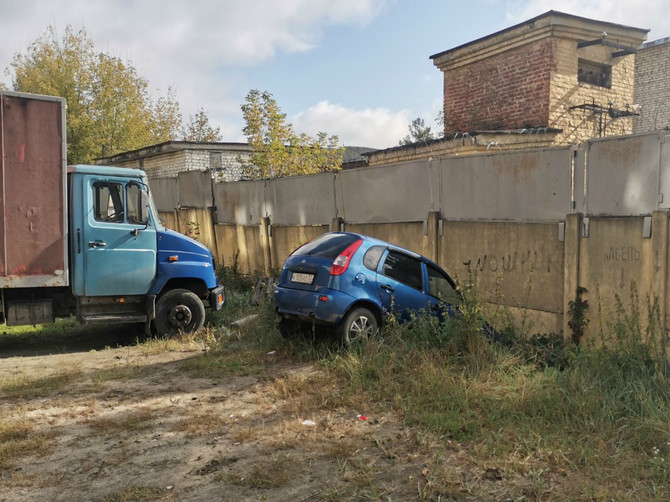 В Брянске на улице Свободы легковушка протаранила бетонный забор