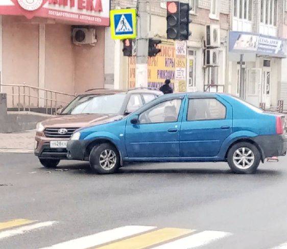 В Брянске две легковушки не поделили дорогу на перекрестке