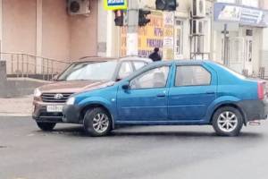 В Брянске две легковушки не поделили дорогу на перекрестке