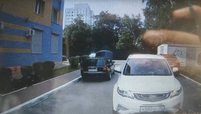 В Брянске автохам заблокировал дорогу ехавшей на вызов скорой