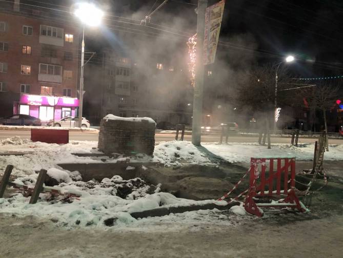 В Брянске коммунальщики изуродовали тротуар на проспекте Ленина