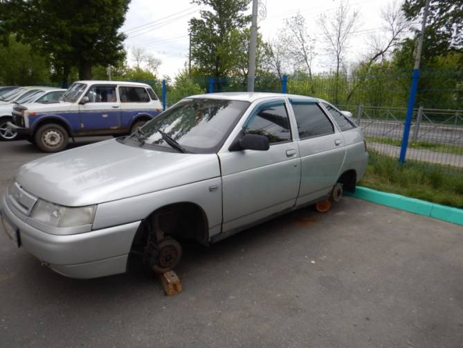 В Брянске 31-летний уголовник из Калуги снял 4 колеса с чужого автомобиля