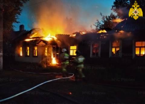 В Карачеве ночью сгорел нежилой дом