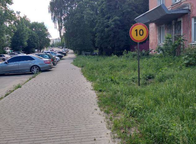 В Клинцах ограничили скорость движения пешеходов по тротуару