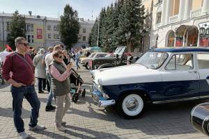 В День города в Брянске открылась выставка ретромобилей