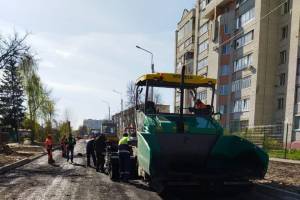 В Брянске началась укладка асфальта по улице Институтской