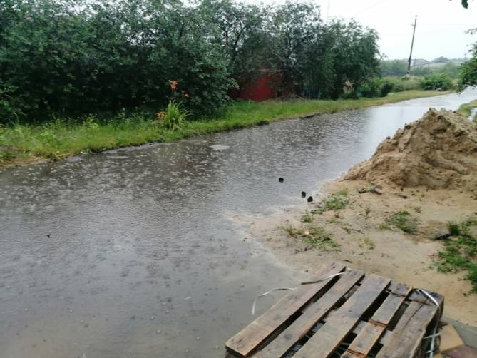 В Клинцах улица 2-я Железнодорожная в дождь уходит под воду
