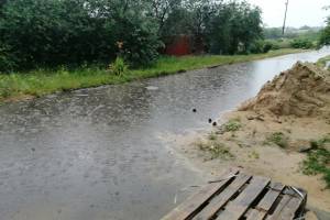 В Клинцах улица 2-я Железнодорожная в дождь уходит под воду