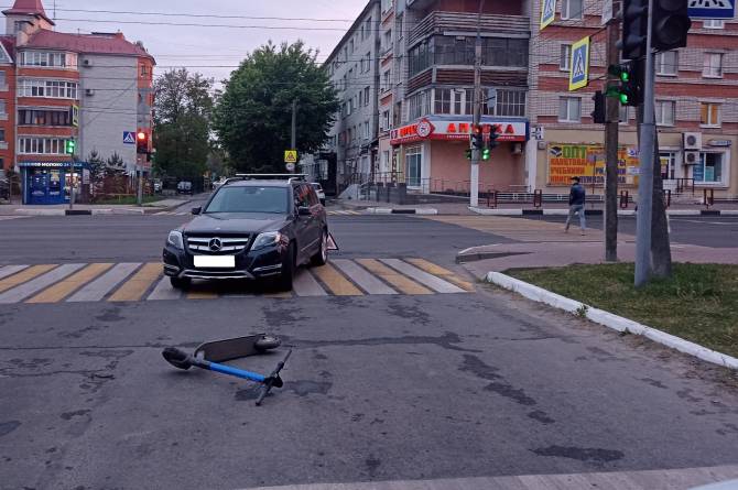В Брянске двое 14-летних школьников на электросамокате попали под колёса Mercedes