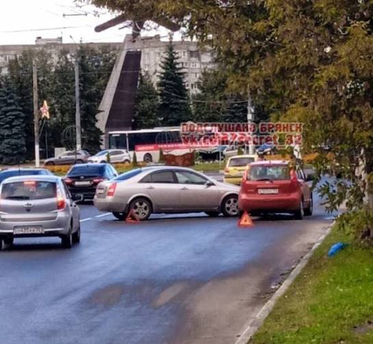 В Брянске у Самолёта столкнулись две легковушки