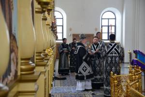 В Брянске митрополит Александр провел в кафедральном соборе пятничное богослужение