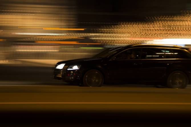 В Почепе водители устраивают ночные гонки на улице Мглинской