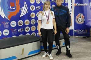 Брянская спортсменка взяла бронзу на чемпионате России по пауэрлифтингу