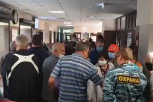 В Брянске сняли на видео огромную очередь в поликлинику №1