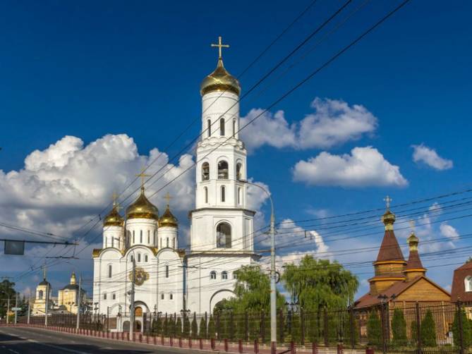 Брянцев у Кафедрального собора накормили блинами