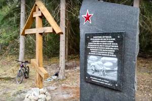 В Белых Берегах установили мемориал погибшему экипажу ИЛ-2