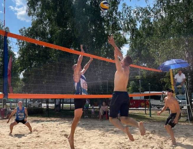 В Унече стали известны победители турнира по пляжному волейболу