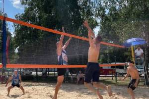 В Унече стали известны победители турнира по пляжному волейболу
