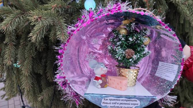 В Брянске елку на площади Партизан украсили 200 новогодних шаров желаний