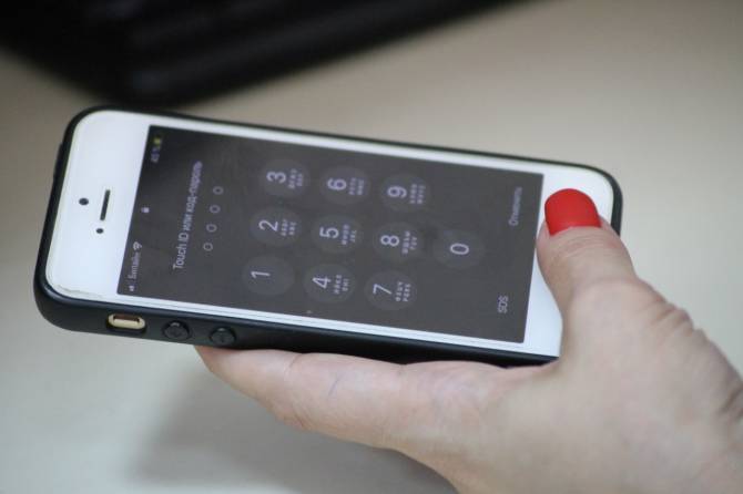 В Севске уголовник попросил у женщины воспользоваться мобильником и продал его