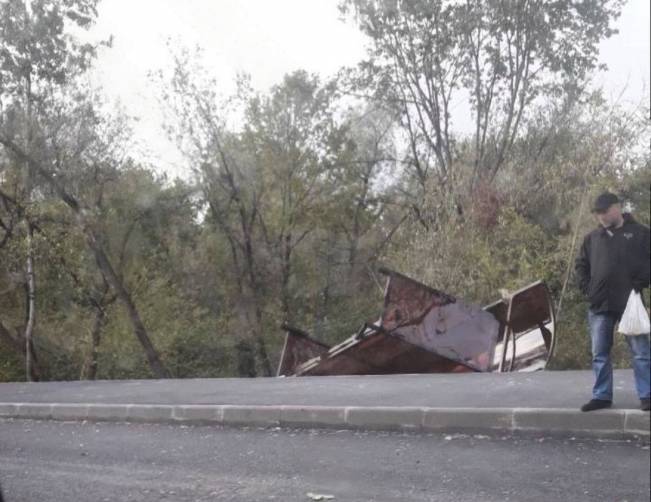 В Брянске из-за ураганного ветра рухнула остановка на Речной