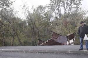 В Брянске из-за ураганного ветра рухнула остановка на Речной