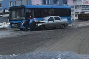 В Брянске на Флотской столкнулись легковушка и синий автобус