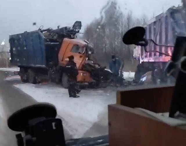 В брянском посёлке Большое Полпино разбились 2 мусоровоза