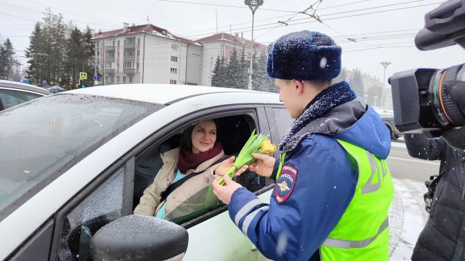 В Брянске полицейские поздравили автоледи с 8 марта