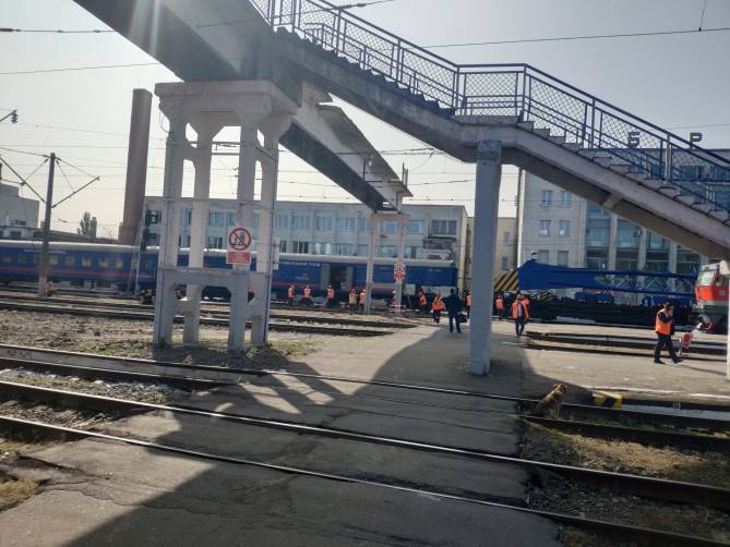 На вокзале Брянск-I начали сносить аварийный пешеходный мост