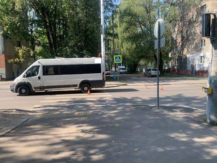 В Брянске водитель микроавтобуса сбил на переходе 73-летнюю пенсионерку