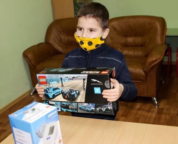 В Брянске тяжелобольному 7-летнему мальчику подарили  тонометр и «Лего»