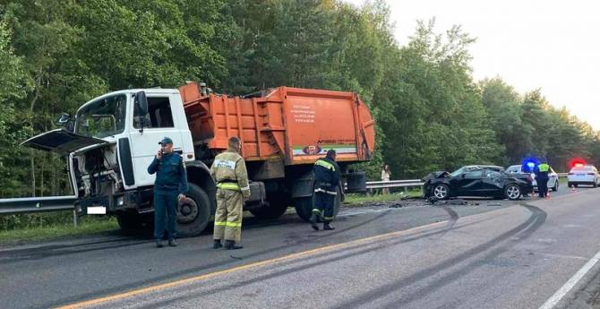 На брянской трассе водитель грузовика врезался в Audi и сломал рёбра 33-летнему мужчине