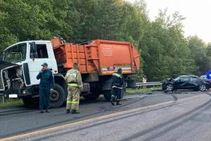 На брянской трассе водитель грузовика врезался в Audi и сломал рёбра 33-летнему мужчине