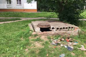 В Брянске пожаловались на соседство опасного люка с детской площадкой