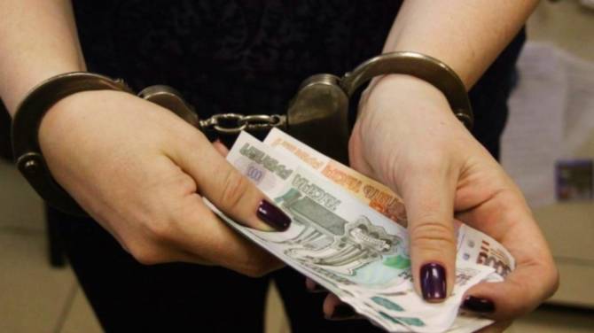 В Брянске пришедшая устраиваться на работу девушка украла у сотрудницы 10 тысяч рублей