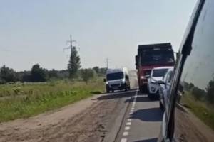 В Брянске водитель микроавтобуса объехал пробку по обочине